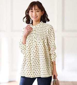 BELLUNA（ベルーナ）の「ぽこぽこ可愛いシャーリング使いドット柄ブラウス（ブラウス）」｜オフ白&times;ブラウン