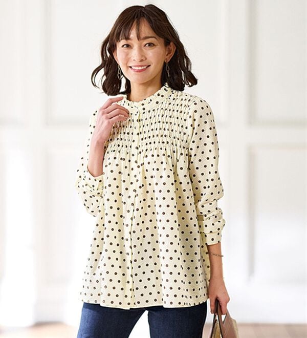 BELLUNA（ベルーナ）の「ぽこぽこ可愛いシャーリング使いドット柄ブラウス（ブラウス）」｜オフ白&times;ブラウン