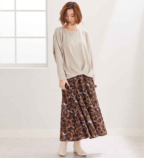 BELLUNA（ベルーナ）の「【新色追加】【2点セット】ネックレス付裾タックデザインプルオーバー（カットソー）」｜詳細画像