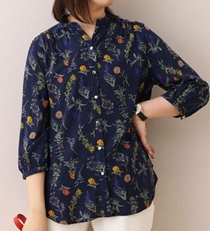 BELLUNA（ベルーナ）の「レーヨンプリントギャザー使いブラウス（ブラウス）」｜ネイビー系花柄