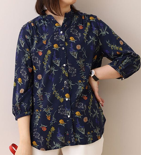 BELLUNA（ベルーナ）の「レーヨンプリントギャザー使いブラウス（ブラウス）」｜ネイビー系花柄