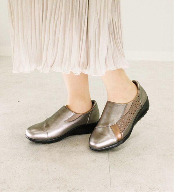 BELLUNA（ベルーナ）の「５Ｅカットワーク切替スリッポンシューズ（スリッポン）」｜詳細画像