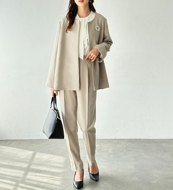 GeeRA（ジーラ）の「【２点セット】フレアーラインジャケットセット（パンツスーツ）」｜ベージュ