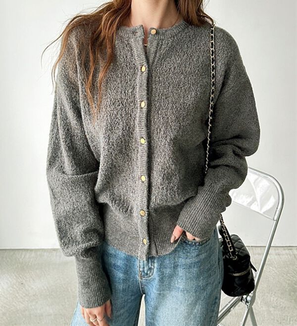 GeeRA（ジーラ）の「ゴールドボタン表面感クルーネックカーディガン（ニットカーディガン）」｜詳細画像