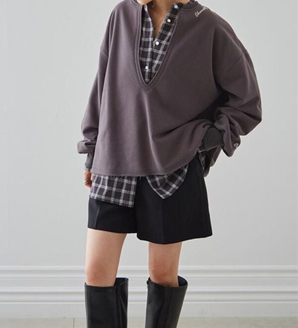 RANAN（ラナン）の「裏起毛Ｖネックロゴ刺しゅうスウェット（トレーナー・スウェット）」｜詳細画像