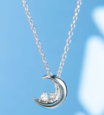 ルフラン（ルフラン）の「ダイヤクレッセントペンダント（ネックレス・ペンダント）」