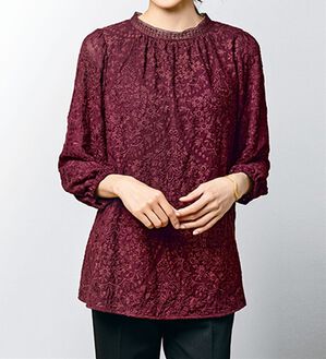 VINNO（ヴィノ）の「刺しゅうレースハイネックブラウス（ブラウス）」｜ワイン