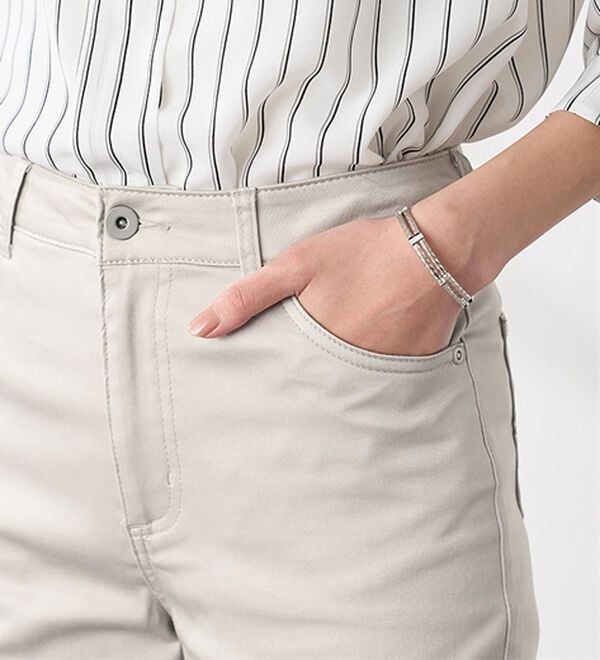 BELLUNA（ベルーナ）の「サラリ速乾！綿サテンストレッチカラーパンツ（フルレングスパンツ）」｜詳細画像