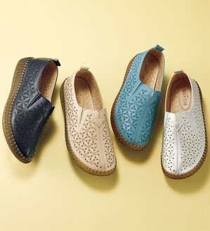 BELLUNA（ベルーナ）の「ゆったりカットワークスリッポン（スリッポン）」｜詳細画像