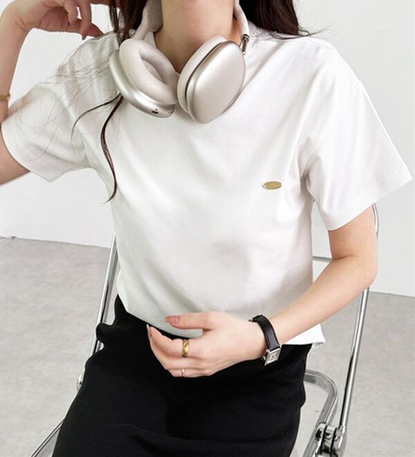 GeeRA（ジーラ）の「ロゴプレート付コンパクトＴシャツ（Tシャツ）」｜オフホワイト