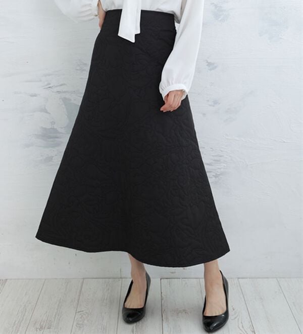 A HAPPY MARILYN（アハッピーマリリン）の「【Ｌ～６Ｌ】花柄キルトＡラインスカート（ロングスカート）」｜ブラック