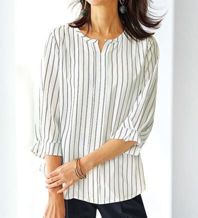 BELLUNA（ベルーナ）の「【ひんやり機能付き！】袖タックキーネックブラウス（ブラウス）」