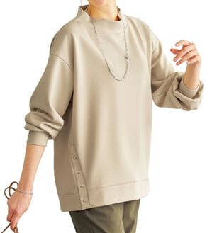 BELLUNA（ベルーナ）の「裾ボタン使いスタンドネックプルオーバー（カットソー）」｜アイボリー