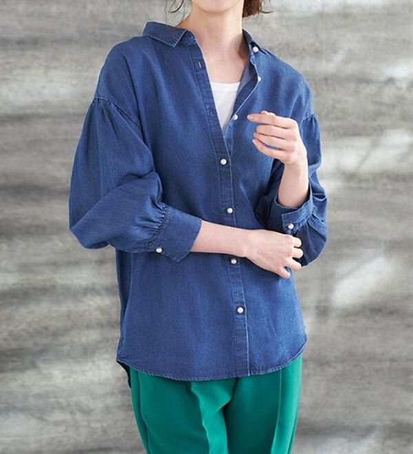 RANAN（ラナン）の「パール調ボタン使いデニム調シャツ（ブラウス）」｜インディゴ