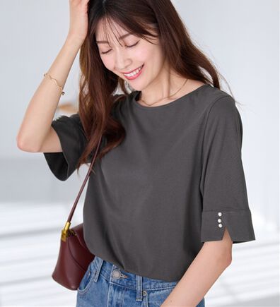 alotta（アロッタ）の「【８分袖新登場！】柔らか綿混素材パール調ボタンＴシャツ（カットソー）」