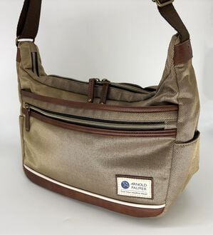「＜アーノルド　パーマー＞収納上手なクロスボディバッグ（メンズボディバッグ・ウエストポーチ）」｜ライトブラウン