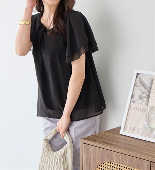 alotta（アロッタ）の「【５つの機能付】ひんやり！インナー付きフリル袖シフォンタックブラウス（ブラウス）」｜詳細画像