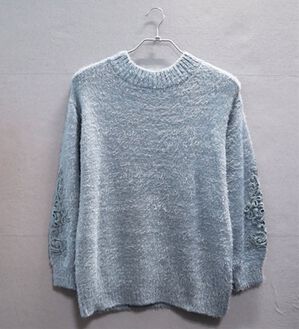 BELLUNA（ベルーナ）の「袖レース使いシャギーニットプルオーバー（ニット・セーター）」｜ブルー
