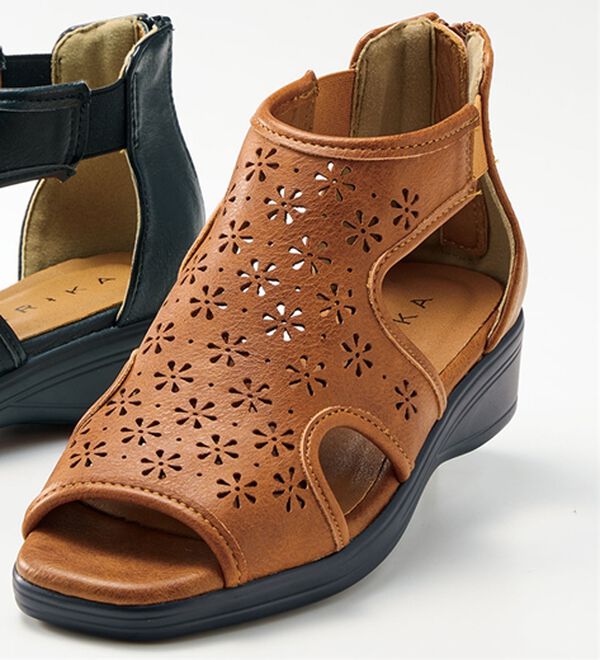 BELLUNA（ベルーナ）の「５Ｅパンチングサマーブーツ（サンダル・ミュール）」｜キャメル