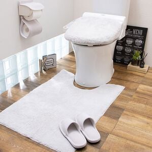 iellio（イエリオ）の「ふわふわマイクロ素材のトイレマット＜抗菌防臭・ロングマット・耳長マット・フタカバー・ジャンボマット＞（トイレマット）」｜ホワイト