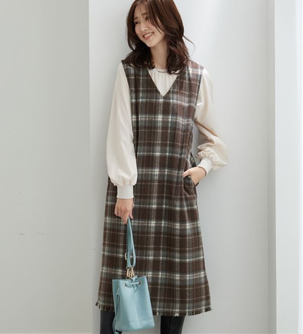 BELLUNA（ベルーナ）の「ポケット付！ふんわり起毛素材ジャンパースカート（ジャンパースカート）」｜ブラウン系チェック