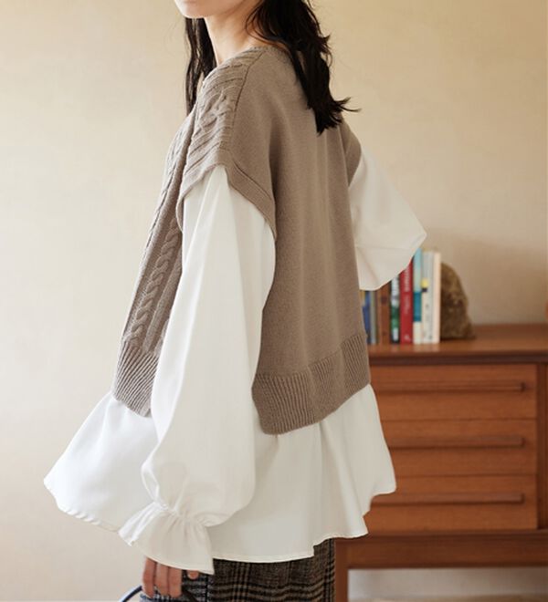 Viola e Viola（ヴィオラ エ ヴィオラ）の「１枚で重ね着が楽しめる！レイヤード風ケーブル編みニットトップス（ニット・セーター）」｜詳細画像