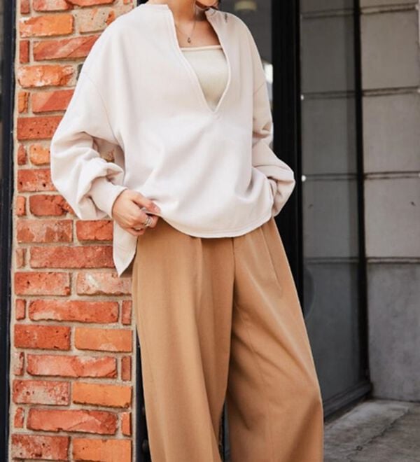 RANAN（ラナン）の「裏起毛Ｖネックロゴ刺しゅうスウェット（トレーナー・スウェット）」｜詳細画像