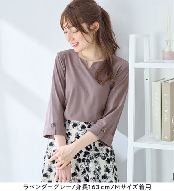 alotta（アロッタ）の「さらっと綿混素材 金ボタンデザインTシャツ（カットソー）」｜詳細画像