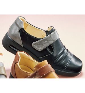 BELLUNA（ベルーナ）の「５Ｅシャーリング使いエア入りシューズ（スリッポン）」｜黒