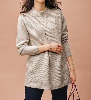 BELLUNA（ベルーナ）の「ミックス調ボタン使いニットチュニック（チュニック）」｜アイボリー系