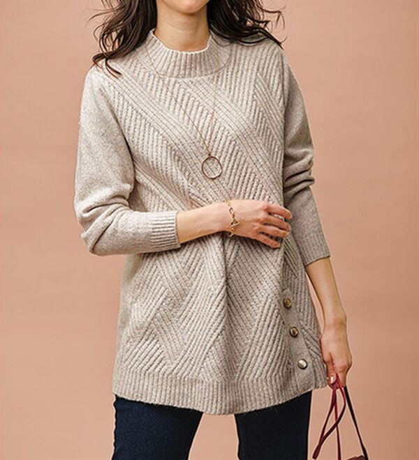 BELLUNA（ベルーナ）の「ミックス調ボタン使いニットチュニック（チュニック）」｜アイボリー系