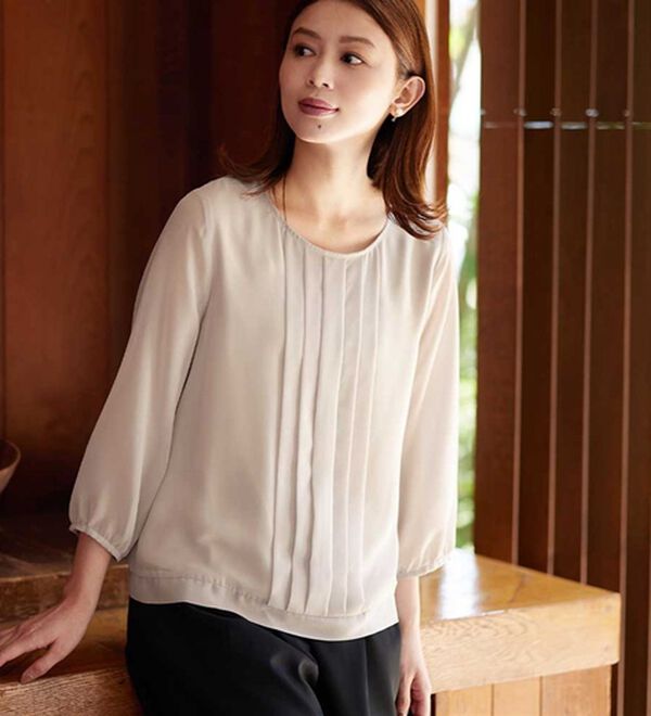 Viola e Viola（ヴィオラ エ ヴィオラ）の「タックデザインシフォンブラウス（ブラウス）」｜トープ