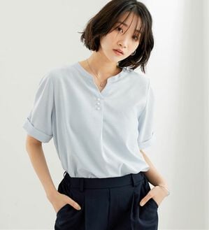 BELLUNA（ベルーナ）の「麻調合繊パール付タックデザインブラウス（ブラウス）」｜ライトブルー