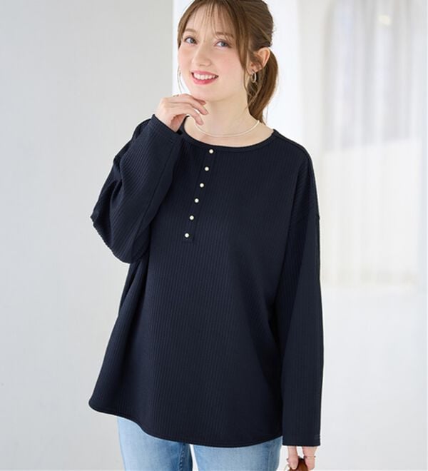 alotta（アロッタ）の「楽キレイ！前後２ＷＡＹパールデザインゆるトップス（カットソー）」｜ネイビー