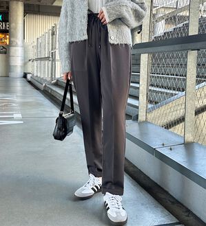 GeeRA（ジーラ）の「美脚とろみタックパンツ（フルレングスパンツ）」｜チャコール