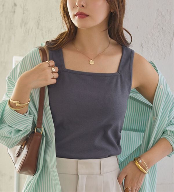 Viola e Viola（ヴィオラ エ ヴィオラ）の「保冷剤ポケット付スクエアタンクトップ（タンクトップ・キャミソール）」｜チャコール