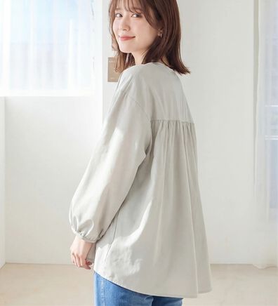 Viola e Viola（ヴィオラ エ ヴィオラ）の「なめらかポンチ異素材切替フレアートップス（カットソー）」