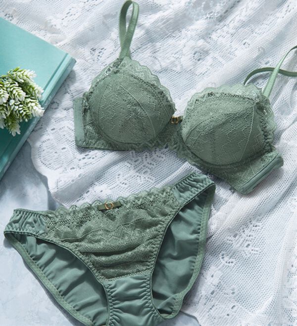 YU'NOW（ユナウ）の「ぷるるん谷間のノンワイヤーブラ＆ショーツ（ブラジャー＆ショーツセット）」｜カーキ