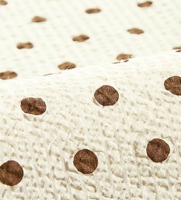 BELLUNA（ベルーナ）の「ぽこぽこ可愛いシャーリング使いドット柄ブラウス（ブラウス）」｜詳細画像