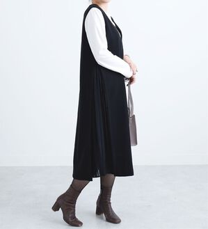 BELLUNA（ベルーナ）の「メルトン素材プリーツ使いジャンパードレス（ジャンパースカート）」｜黒