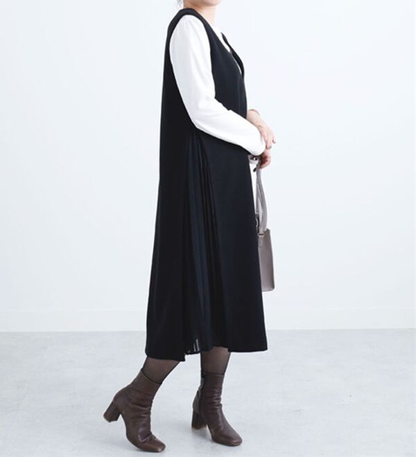 BELLUNA（ベルーナ）の「メルトン素材プリーツ使いジャンパードレス（ジャンパースカート）」｜黒