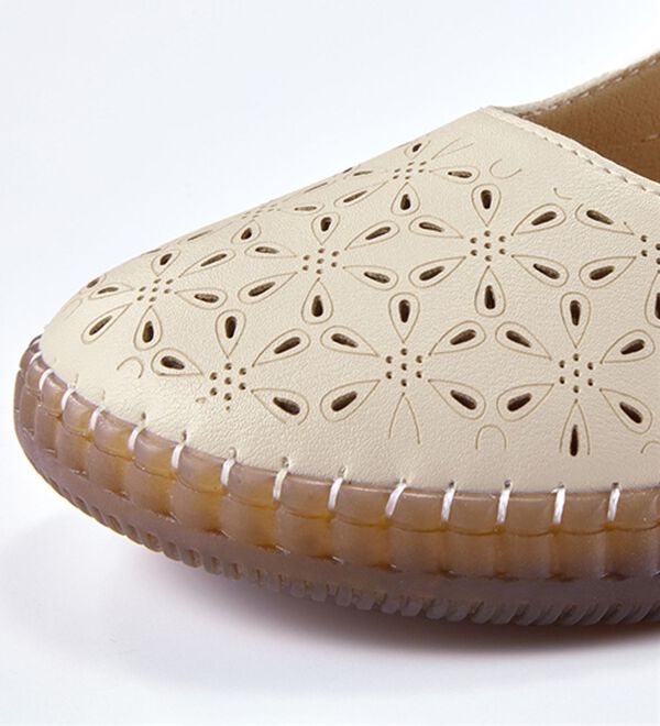 BELLUNA（ベルーナ）の「ゆったりカットワークストラップシューズ（パンプス）」｜詳細画像