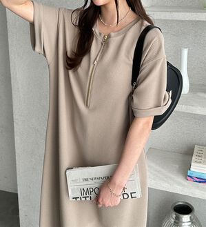 GeeRA（ジーラ）の「【ひんやり/着痩せ】ハーフジップ大人Ｔシャツワンピース（カットソーワンピース）」｜ベージュ