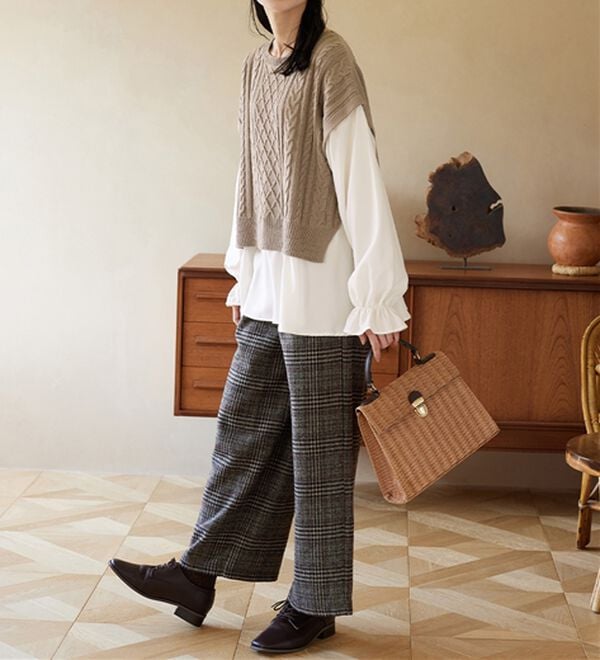 Viola e Viola（ヴィオラ エ ヴィオラ）の「１枚で重ね着が楽しめる！レイヤード風ケーブル編みニットトップス（ニット・セーター）」｜詳細画像