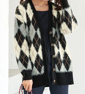 BELLUNA（ベルーナ）の「ふんわりアーガイル柄カーディガン（ニットカーディガン）」｜モノトーン系