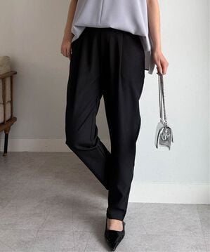 RANAN（ラナン）の「【ひんやり・ＵＶ】機能付麻調美脚タックテーパードパンツ（フルレングスパンツ）」｜ブラック