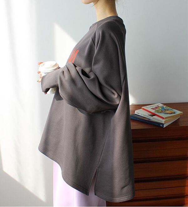 GeeRA（ジーラ）の「指穴デザイン刺しゅうロゴスウェット（トレーナー・スウェット）」｜詳細画像