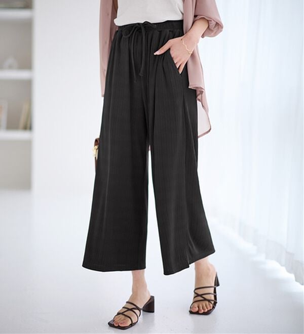 alotta（アロッタ）の「【選べる丈】のびのびストレッチリブワイドパンツ（クロップドパンツ）」｜ブラック クロップド丈