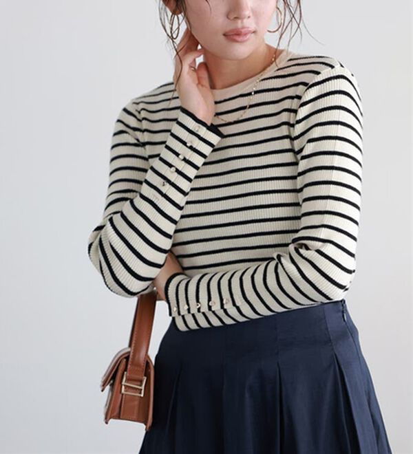 Pierrot（ピエロ）の「【選べるネック】袖ボタンリブニット（ニット・セーター）」｜アイボリー／ブラック