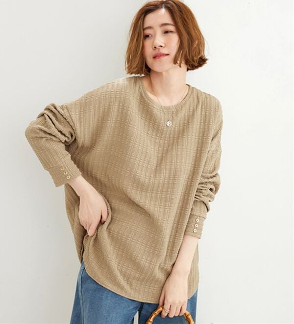 BELLUNA（ベルーナ）の「ジャカード素材袖ボタン使いゆったりプルオーバー（カットソー）」｜詳細画像